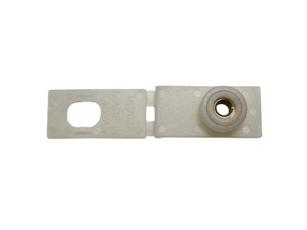 Mitsubishi Fuso Glass Clip R/H = L/H (Right Hand = Left Hand) – FE7/FE8 (05-11) product image